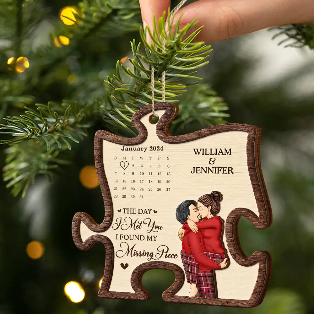 Calendar The Day I Found My Missing Piece Kissing Couple - Personalized 2-Layered Wooden Ornament - Image 2