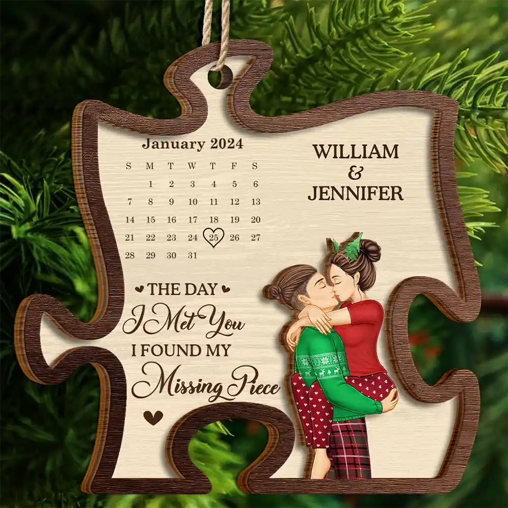 Calendar The Day I Found My Missing Piece Kissing Couple - Personalized 2-Layered Wooden Ornament - Image 4
