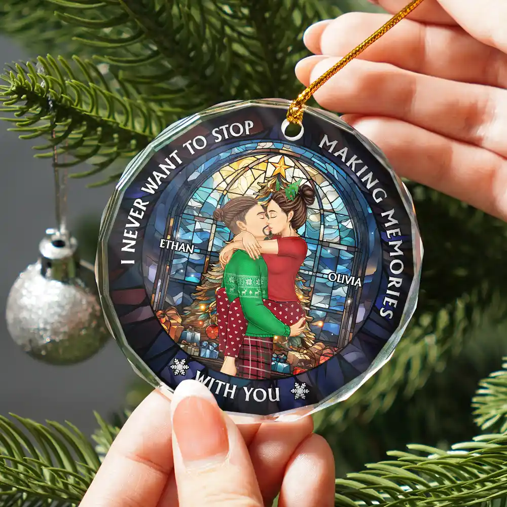 Christmas Couple Kissing Stained Glass Making Memories - Personalized Circle Glass Ornament - Image 2