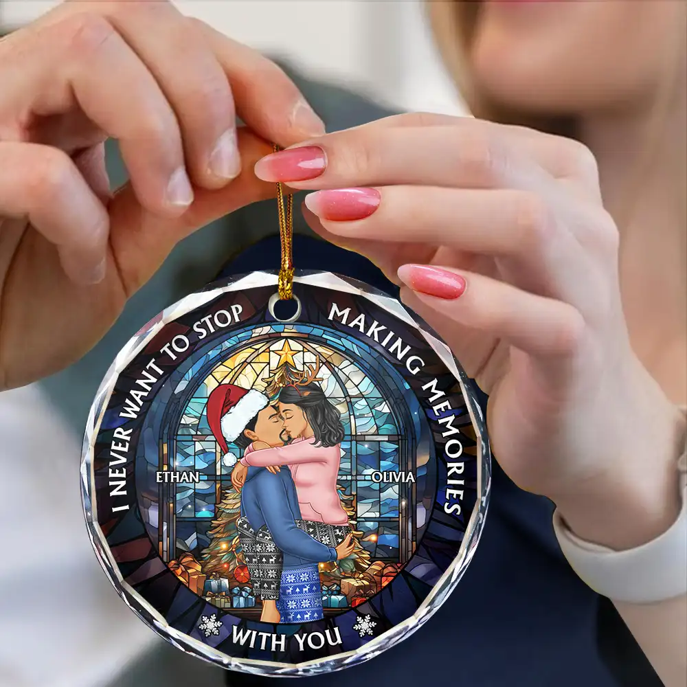 Christmas Couple Kissing Stained Glass Making Memories - Personalized Circle Glass Ornament - Image 4