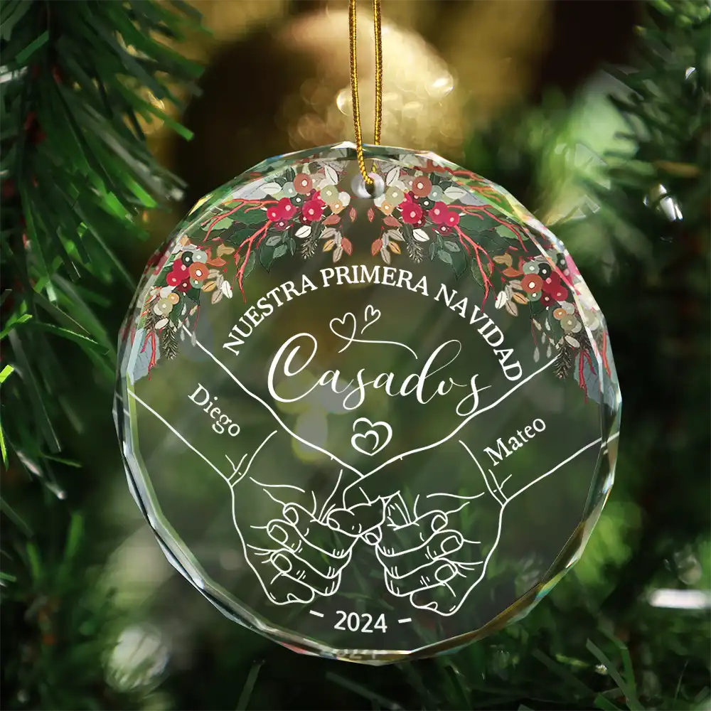 Nuestra Primera Navidad Casados - Adorno De Cristal Circular Personalizado - Image 3