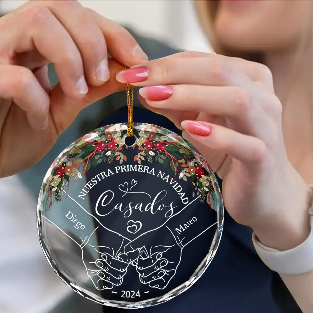 Nuestra Primera Navidad Casados - Adorno De Cristal Circular Personalizado - Image 4