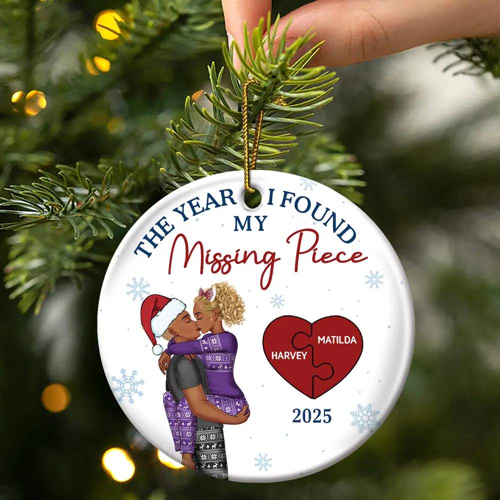 The Year I Found My Missing Piece Kissing Couple - Personalized Circle Ceramic Ornament - Image 3