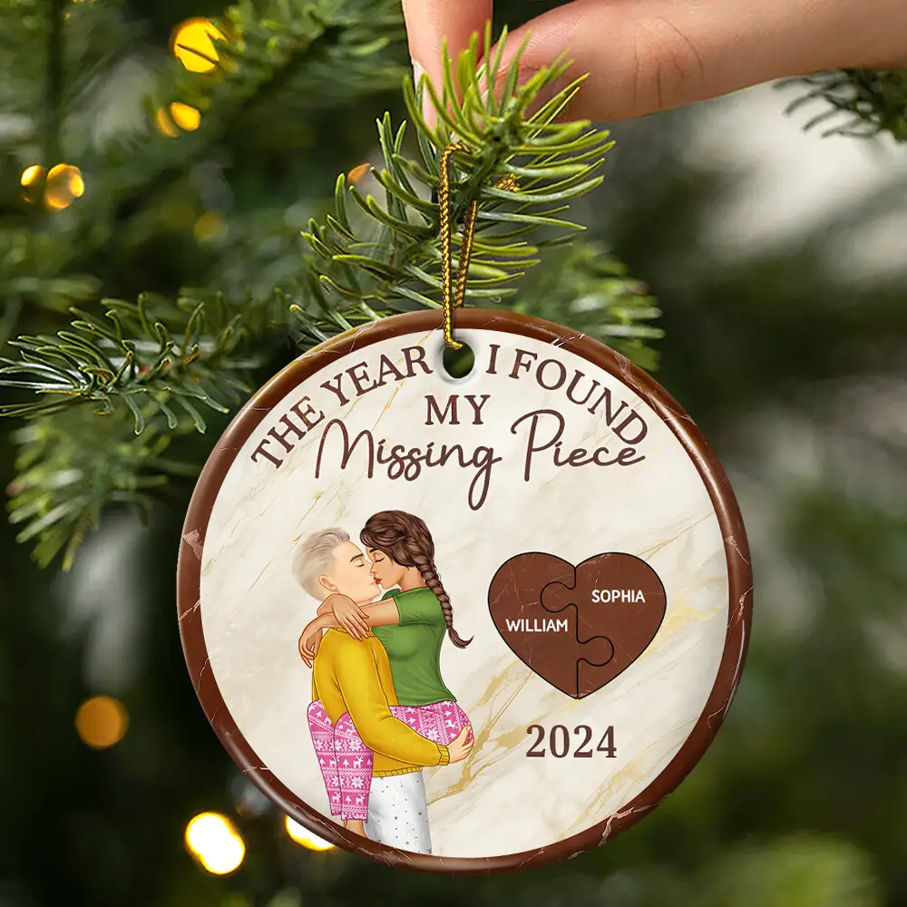 The Year I Found My Missing Piece Kissing Couples - Personalized Circle Ceramic Ornament - Image 3