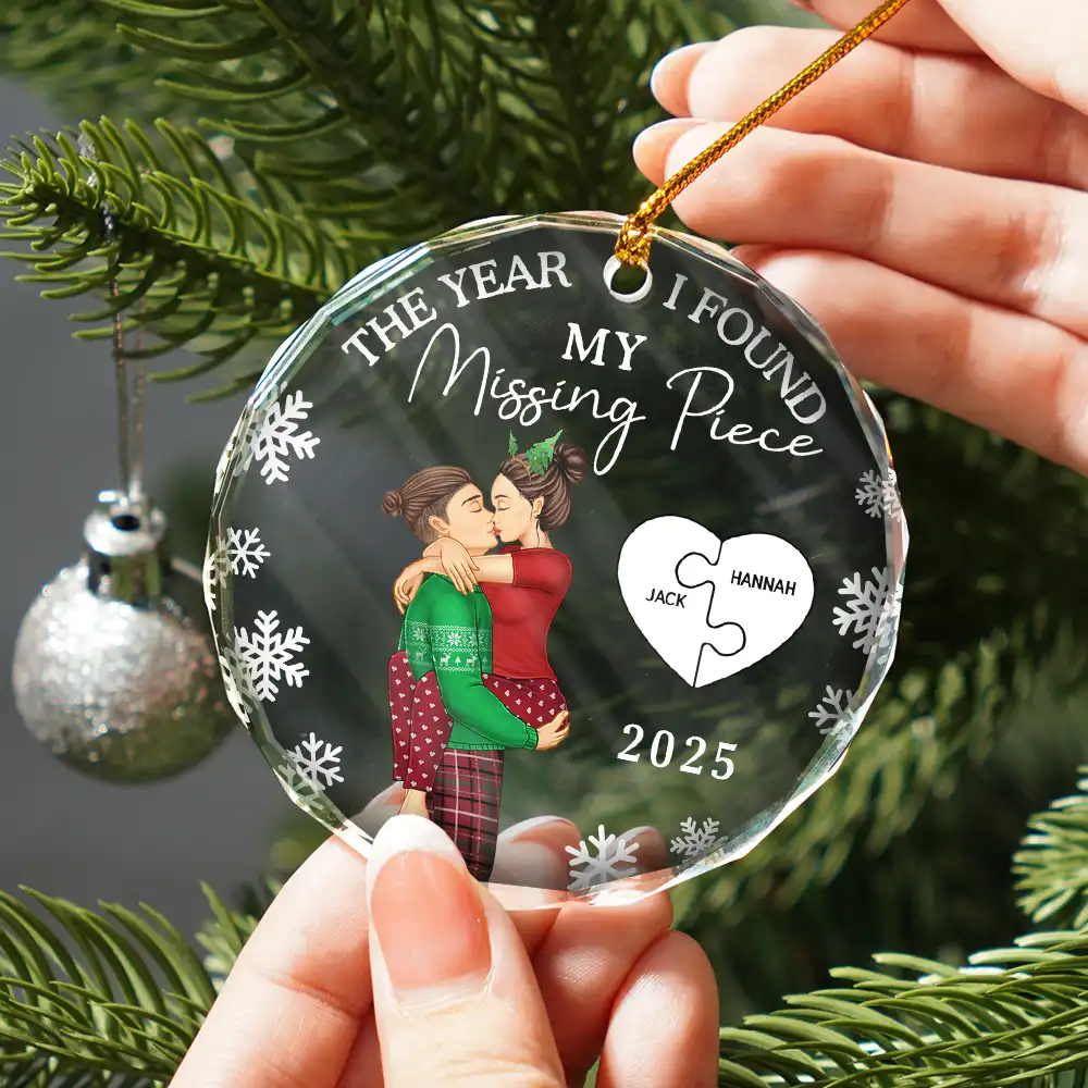 The Year I Found My Missing Piece Kissing Couples - Personalized Circle Glass Ornament - Image 2